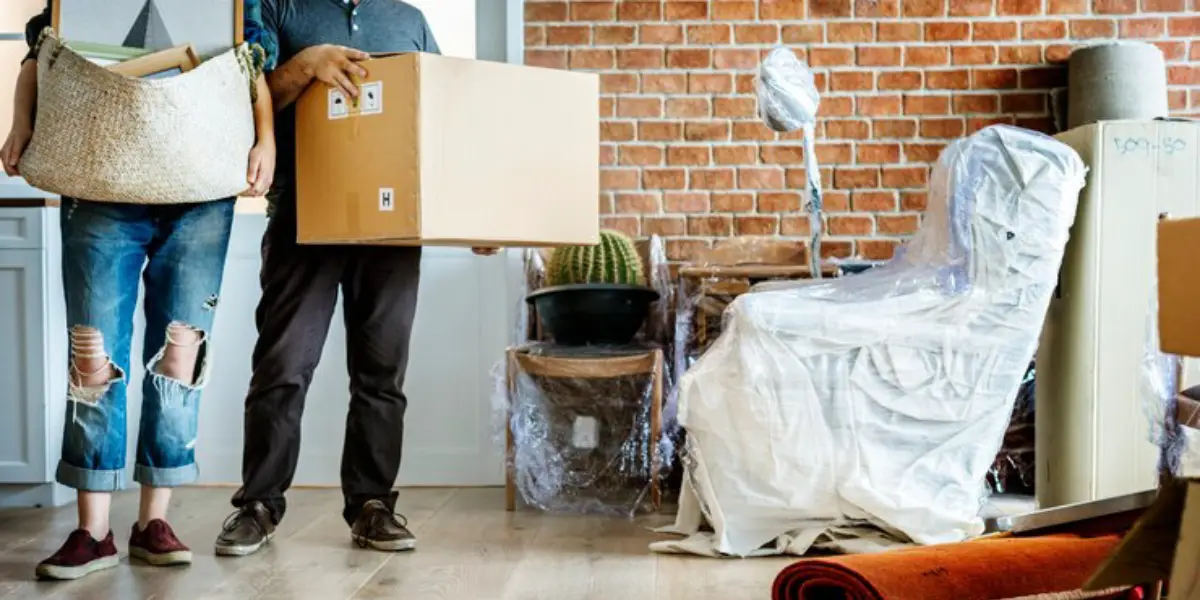 couple-moving-into-new-house